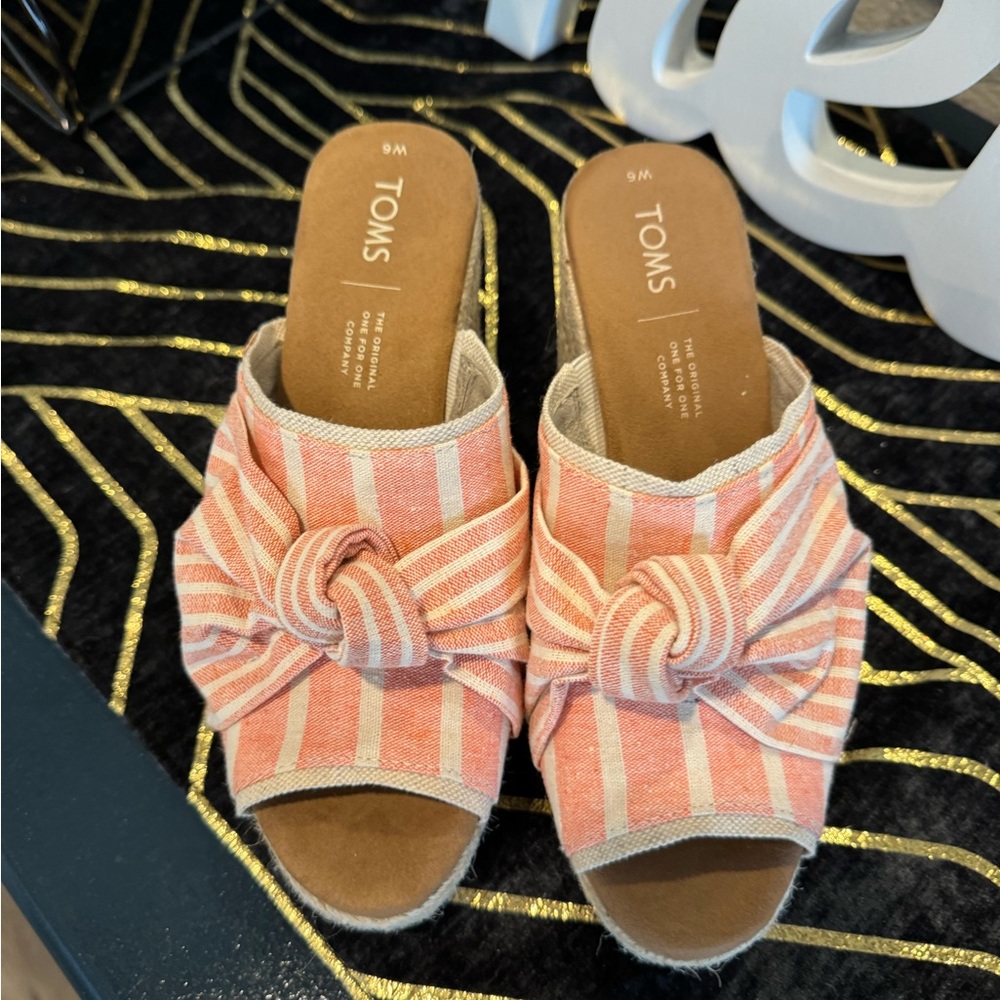 NEW Tom‘s sandals size 6